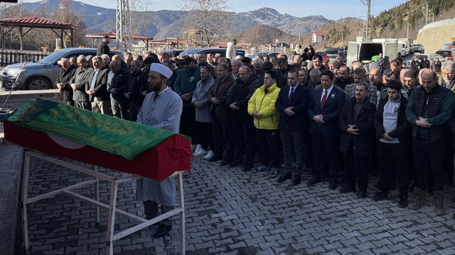 Vefat eden eski milli kadın futbolcu Nurcan Çelik, Artvin'de toprağa verildi