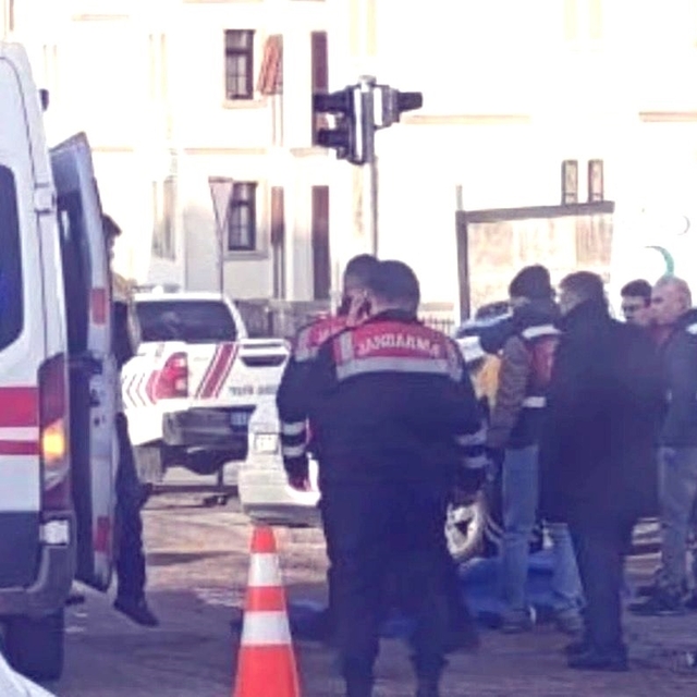 Otomobilin çarptığı motosiklet sürücüsü öldü