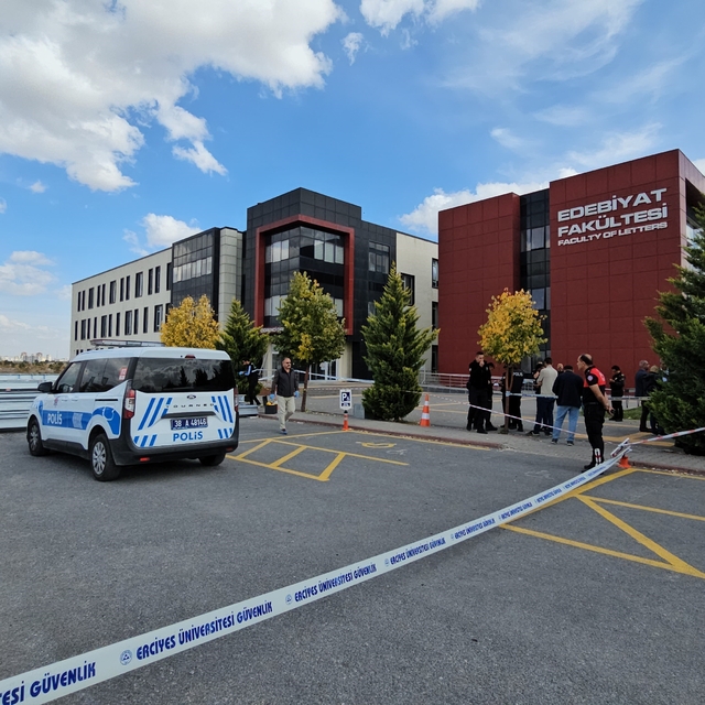 Öldürdüğü eski eşinin bulunduğu baz istasyonu çevresinde binden fazla sinya...