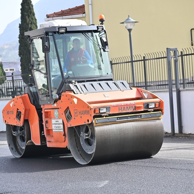 Büyükşehirden hastane otoparkına 2 bin ton sıcak asfalt
