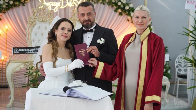 Başkan Subaşı genç çiftin nikahını kıyarak, bir ömür boyu mutluluklar diledi