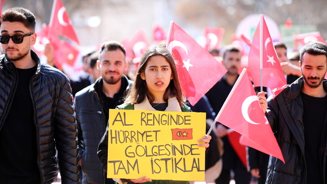 GAÜN'lü öğrencilerden Türk bayrağına saygı yürüyüşü