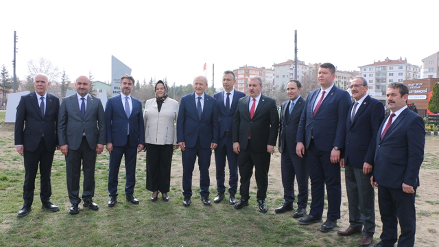 Bakan Yardımcısı Hasan Suver, Eskişehir'deki millet bahçesinde incelemelerde bulundu