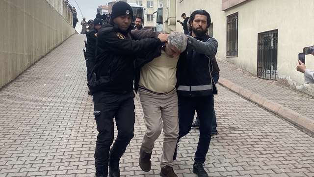 Kayseri'de suç örgütlerine yönelik operasyonda yakalanan 9 zanlı adliyeye sevk edildi