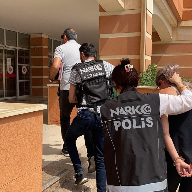 Motosiklette uyuşturucu maddeyle yakalanan sanıklar hakim karşısına çıktı