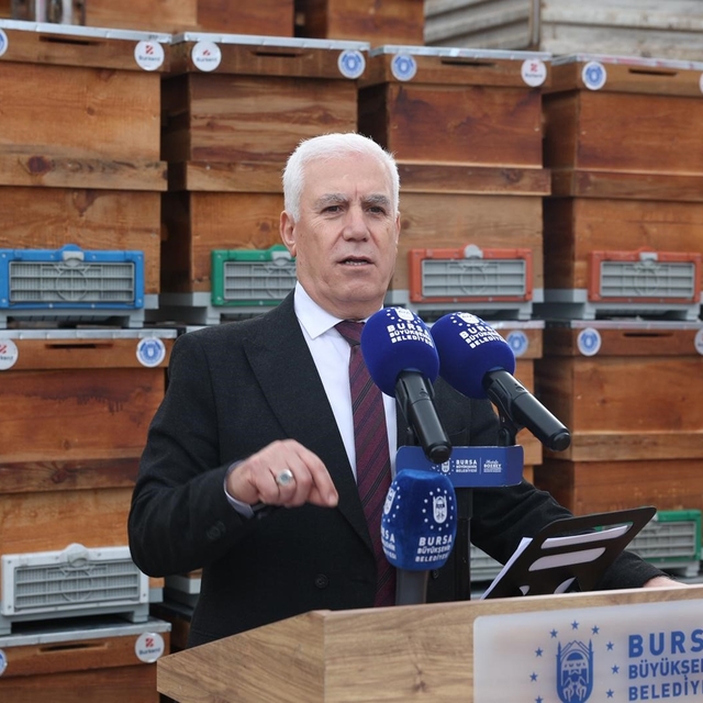 Büyükşehir'den arıcılara kovan desteği