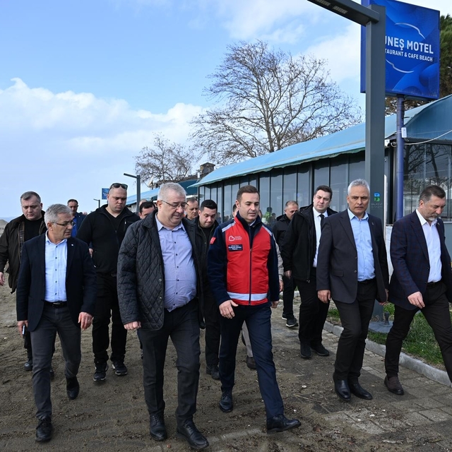 Akın, Lodos'un vurduğu Körfez'de
Akın, Körfez'de adım atılmadık yer bırakma...