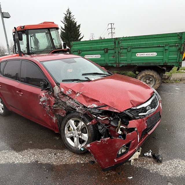 Otomobil ile traktör çarpıştı: 2 yaralı