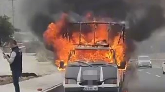 Denizli'de seyir halindeki araç alevlere teslim oldu