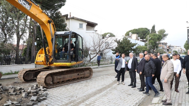 Edremit Belediyesi'nden İkizçay Mahallesi'nde yoğun yol mesaisi
