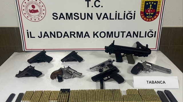 Samsun'da cephanelik gibi ev: 8 tabanca ve 800 mermi ele geçirildi
