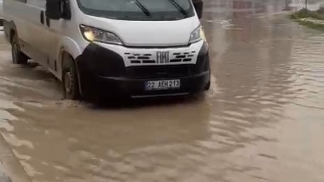Edirne'de fırtınada yollar göle döndü, ağaç dalları kırıldı