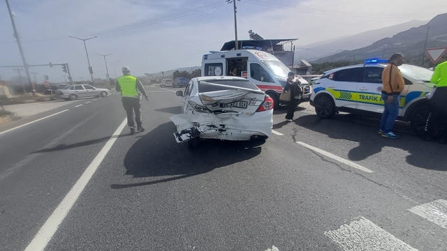 Manisa'da iki otomobil çarpıştı: 2'si çocuk 5 yaralı