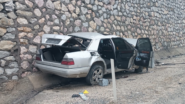 Elazığ'da bariyer ve istinat duvarına çarpan otomobilin sürücüsü öldü