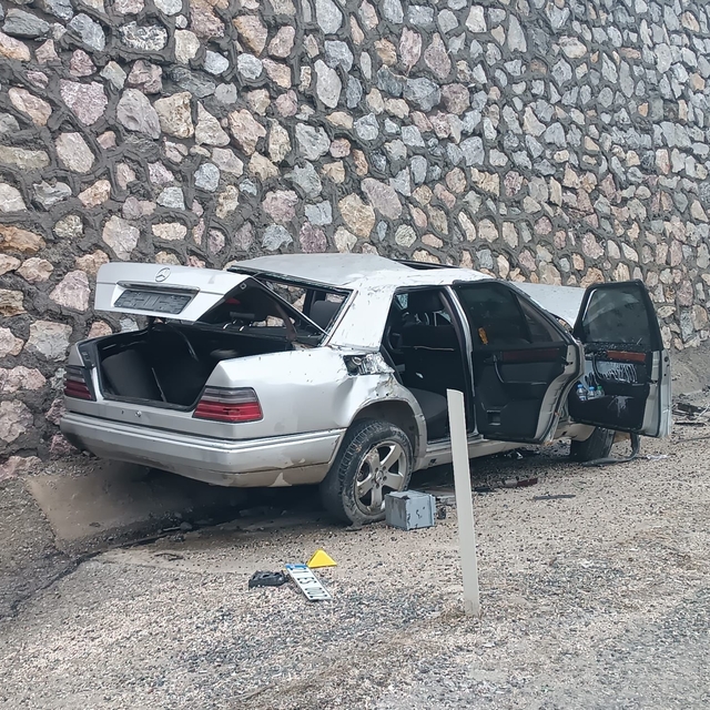 Elazığ'da bariyer ve istinat duvarına çarpan otomobilin sürücüsü öldü