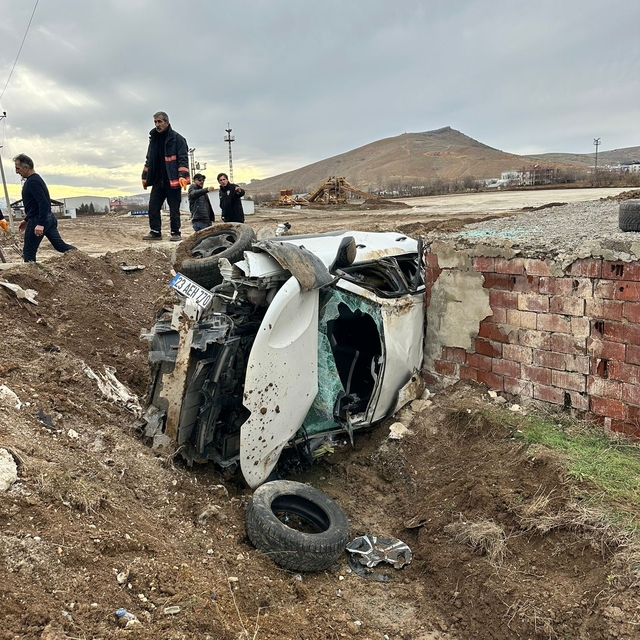Elazığ'da otomobil aydınlatma direğine çarptı: 2 yaralı