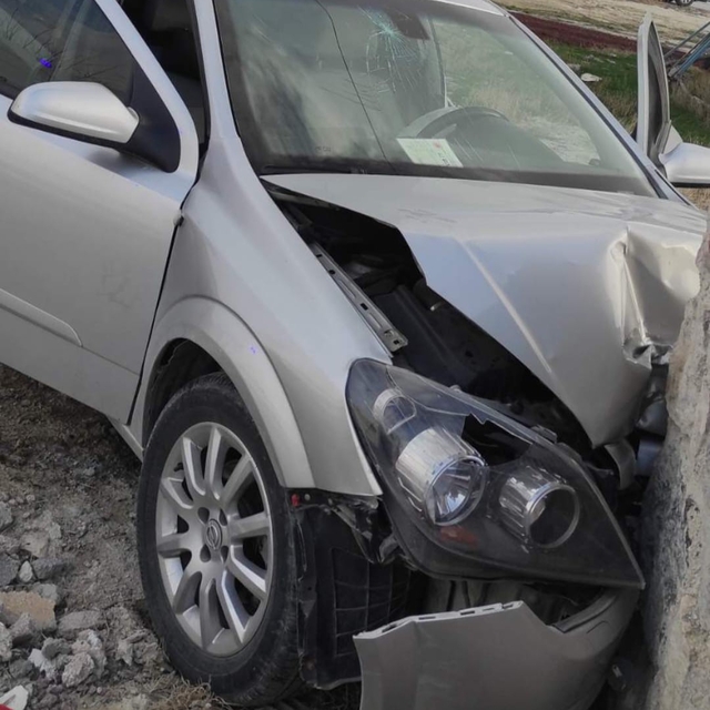 Kontrolden çıkan otomobil avlu duvarına çarptı: 4 yaralı