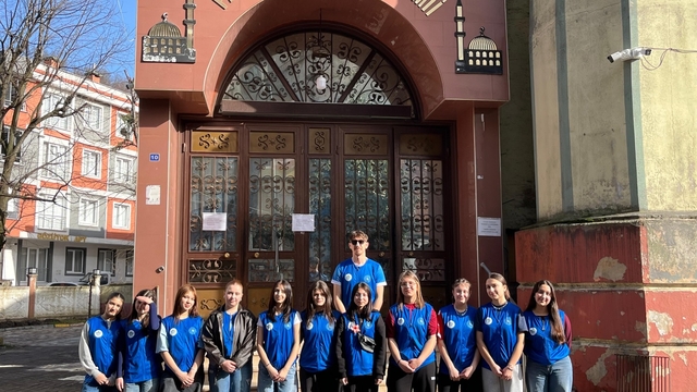 Salıpazarı'nda gençler toplumsal farkındalık için sahaya indi