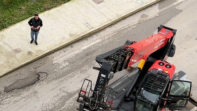 Sevgililer Günü'nü unuttu, iş makinesiyle balkona çıkarttığı güllerle gönül aldı