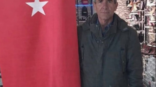 Babasını 12 bıçak darbesiyle yaraladı, yardıma gelen ekiplere kapıyı açmadı