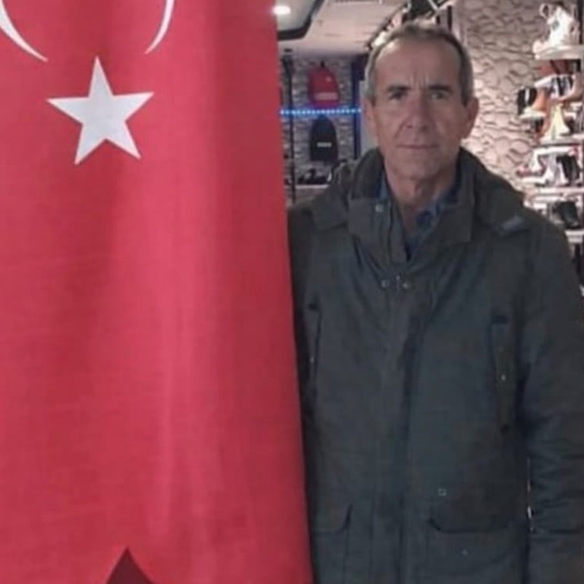 Babasını 12 bıçak darbesiyle yaraladı, yardıma gelen ekiplere kapıyı açmadı