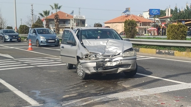 Manisa'da iki otomobilin çarpıştığı kazada 2'si çocuk 5 kişi yaralandı
