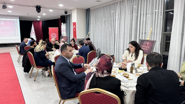 Konya'da devlet desteğiyle evlenen gençler akşam yemeğinde buluştu