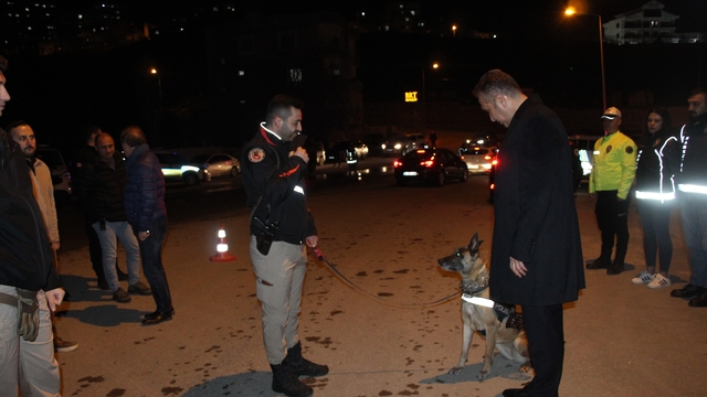 Şırnak'ta 700 polisin katılımı ile "Narko Alan" uygulaması
Şırnak'ta son 5 ayda 143 kiloya yakın metamfetamin, 22 kilo esrar ve 8 kilo skunk ele geçirildi, 454 uyuşturucu taciri tutuklandı
Ocak ayında geçen yılın aynı dönemine göre asayiş olaylarında yaklaşık yüzde 50 oranında azalma meydana geldi