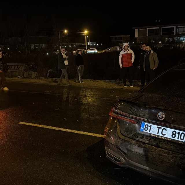 Düzce'de otomobil halk otobüsü ile çarpıştı: 5 yaralı