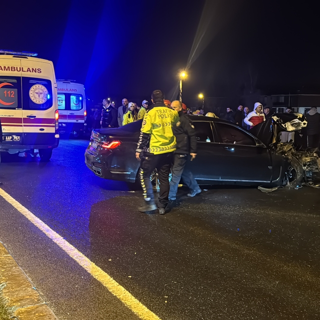 Otomobilin çarptığı özel halk otobüsü devrildi: 5 yaralı