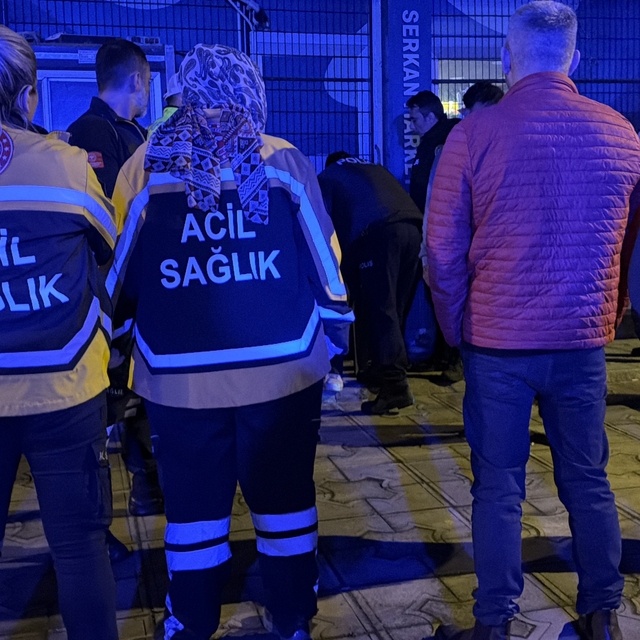 Motosiklet kazasında yaralanıp hastaneye gitmek istemeyen genci polis ikna...