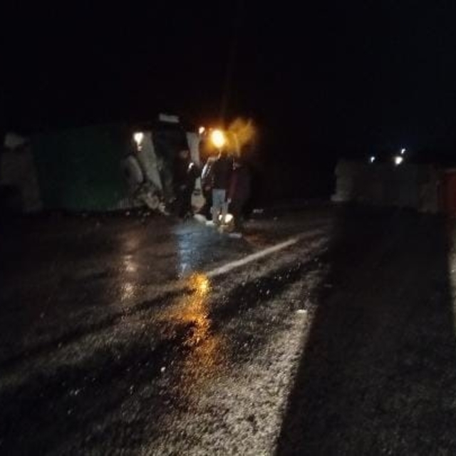 Çanakkale'de itfaiye aracı, yardım için gittiği tıra çarptı: 1'i ağır 2 yar...