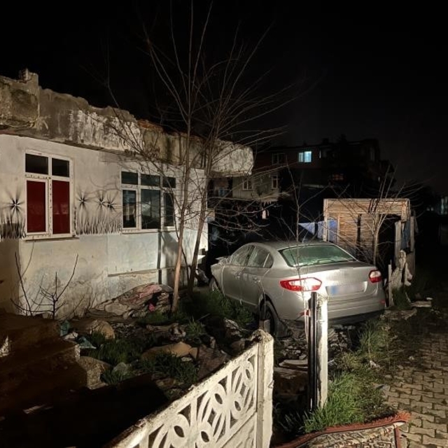 Ergene'de otomobil evin bahçesine daldı