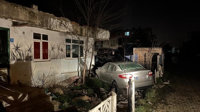 Ergene'de otomobil evin bahçesine daldı