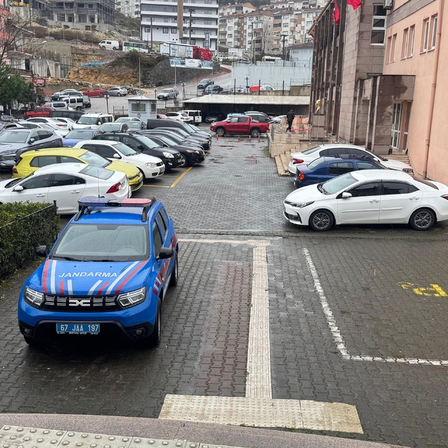 Alaplı'da bir araçta 200 bin adet boş makaron yakalandı