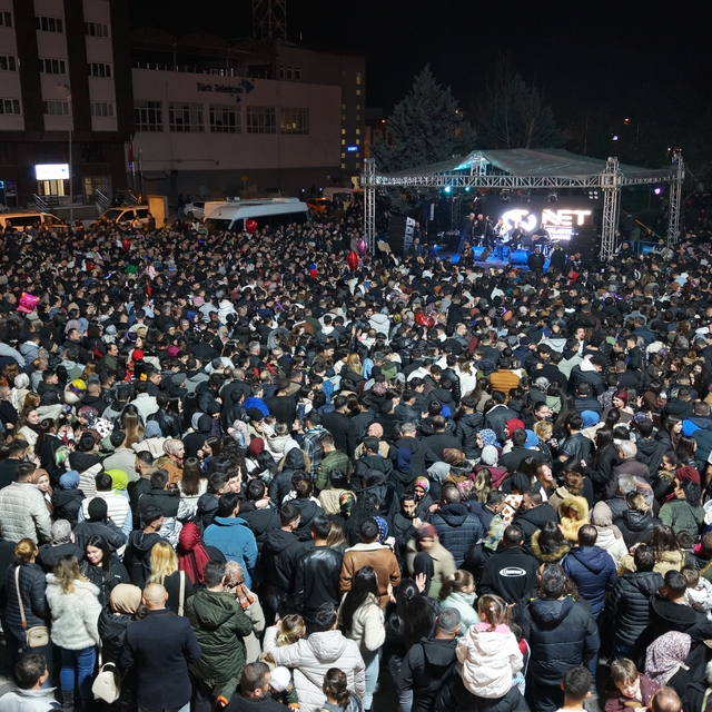 Kırıkkale'de Hüseyin Kağıt konserine binlerce kişi akın etti