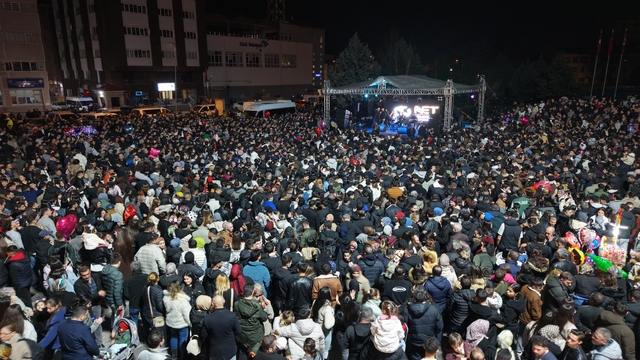 Kırıkkale'de Hüseyin Kağıt konserine binlerce kişi akın etti