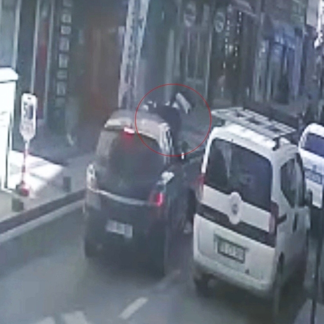 Tekirdağ'da ters yönden caddeye giren otomobille motosikletin çarpıştığı an...