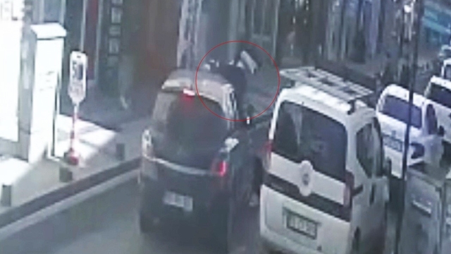 Tekirdağ'da ters yönden caddeye giren otomobille motosikletin çarpıştığı anlar kamerada