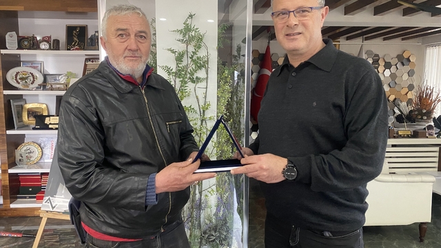 Temizlik işçisinden alkışlanacak hareket
Temizlik işçisi bulduğu içi altın ve para dolu çantayı sahibine teslim etti