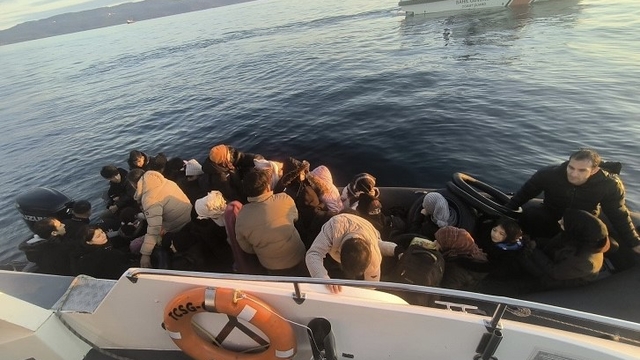 Ayvacık açıklarında 37 kaçak göçmen ile 1 göçmen kaçakçısı şüphelisi yakalandı