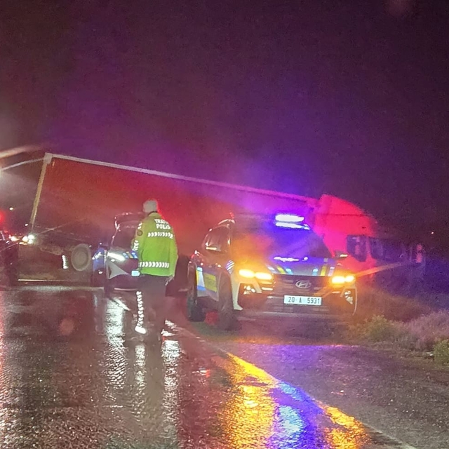 Tır şarampole uçtu