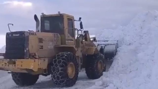 Bitlis'te yol açma ve genişletme çalışmaları sürüyor