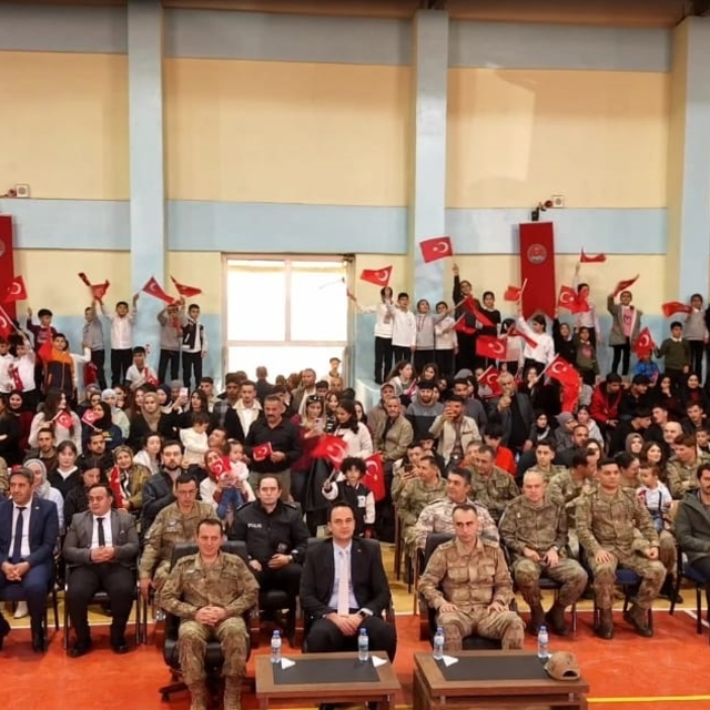 Askeri bando takımı, Hakkari'de konser verdi