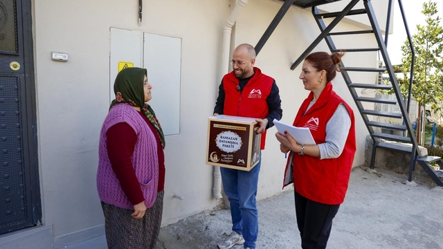 Mersin'de 13 ilçede 120 bin Ramazan kolisi dağıtılıyor