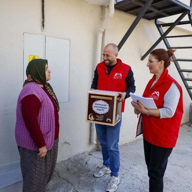 Mersin'de 13 ilçede 120 bin Ramazan kolisi dağıtılıyor