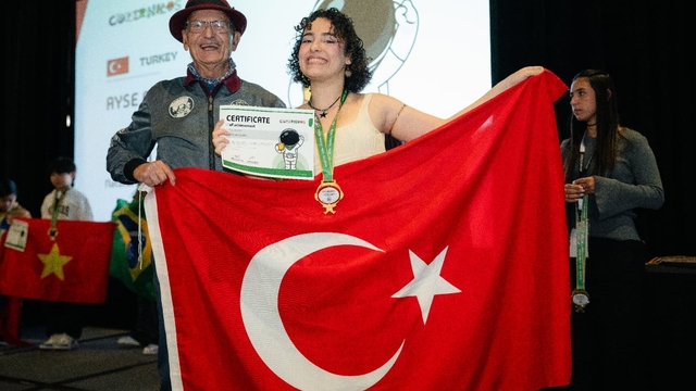 Hataylı lise öğrencisi Ayşe Naz, ABD'deki bilim olimpiyatında dünya birincisi oldu