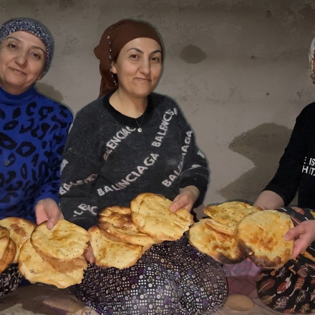 Yüksekova'da Ramazan hazırlığı: 3 kız kardeşten tandır başında tatlı mesais...