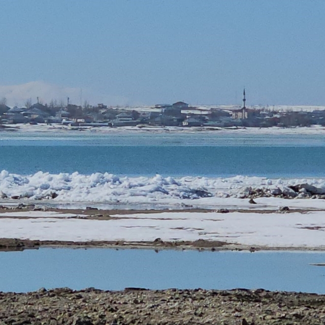 Arin Gölü'nde buz dalgaları: Sahilde metrelerce buz yığını oluştu