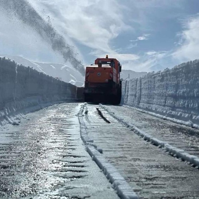 Şırnak'ta 70 gündür kapalı olan belde yolunun açılması için çalışmalar başl...